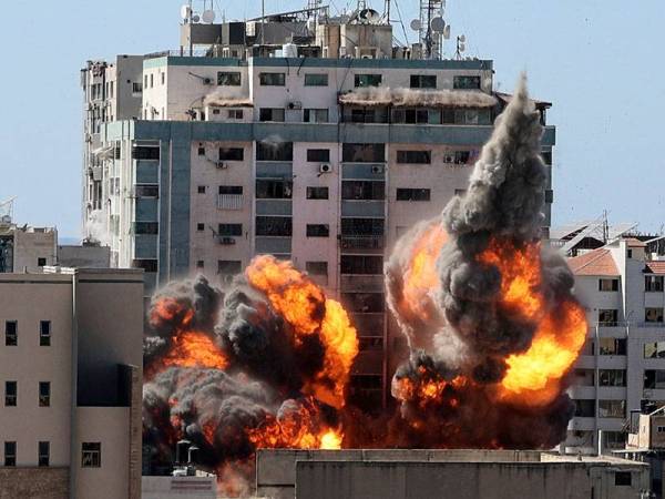 Rejim Zionis membedil Menara Jala di bandar Gaza pada Sabtu. - Foto: AFP