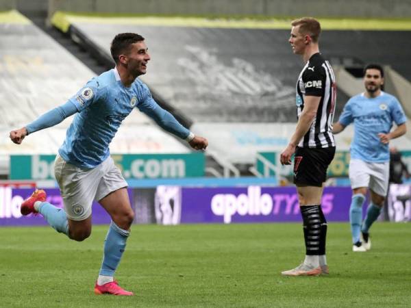 Torres (kiri) meraikan gol keempat Manchester City ketika menentang Newcastle United di St James’ Park.