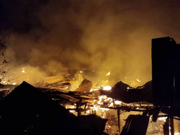 Keadaan kebakaran yang memusnahkan 15 rumah atas air di Kampung Meruntum, Lok Kawi dekat Kota Kinabalu pada Sabtu.