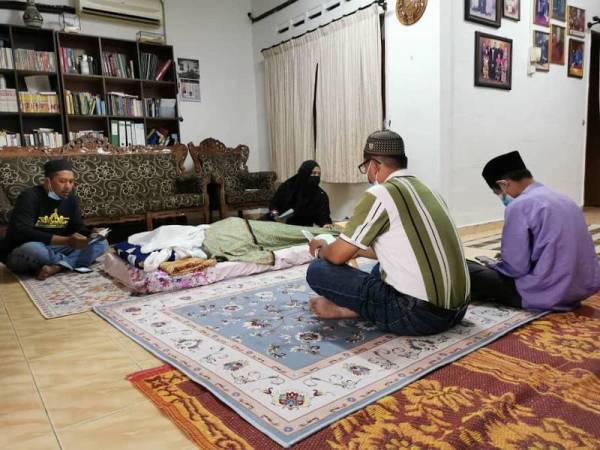 Jenazah Mohd Isa dibawa pulang ke rumah sebelum dikebumikan di Tanah Perkuburan Islam Senawang.