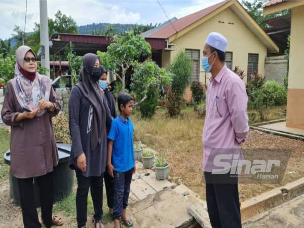 Sabri mendengar kisah Nur Faizah ketika ditemui di rumahnya di Taman Sejahtera Rakyat KEDA Sungai Tok Pawang Gurun, baru-baru ini.