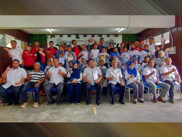 Guru dan murid SK Peta bergambar bersama ketika kunjungan Exco Pendidikan, Penerangan, Warisan dan Budaya negeri, Mazlan Aliman.