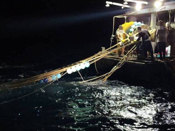 Bot pukat tunda zon B ditahan selepas didapati beroperasi lebih masa dibenarkan pada jarak sekitar 9.8 batu nautika dari Pantai Tanjung Resang, Mersing pada Ahad.