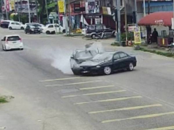 Rakaman CCTV kejadian rempuhan sebuah Volvo dengan Proton Perdana yang sedang membuat pusingan U dalam kejadian di hadapan Pasar Berek 12, Kota Bharu pada Sabtu.