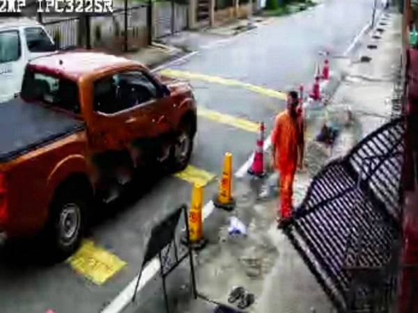 Perlakuan lelaki yang menendang pintu pagar masjid dirakam CCTV pada Jumaat lalu.