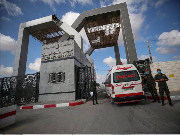 Kira-kira 16 ambulans telah dihantar ke Gaza untuk memindahkan penduduk Palestin yang cedera ke hospital di Kaherah sejak Sabtu. - Foto Agensi