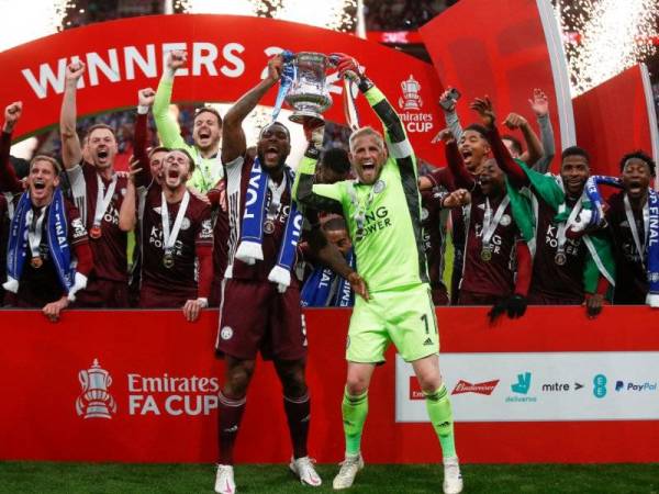 Pemain pertahanan Leicester, Wes Morgan dan kapten Leicester, Kasper Schmeichel (kanan) menjulang trofi Piala FA ketika meraikan jaringan bersama pemain The Foxes di Wembley.