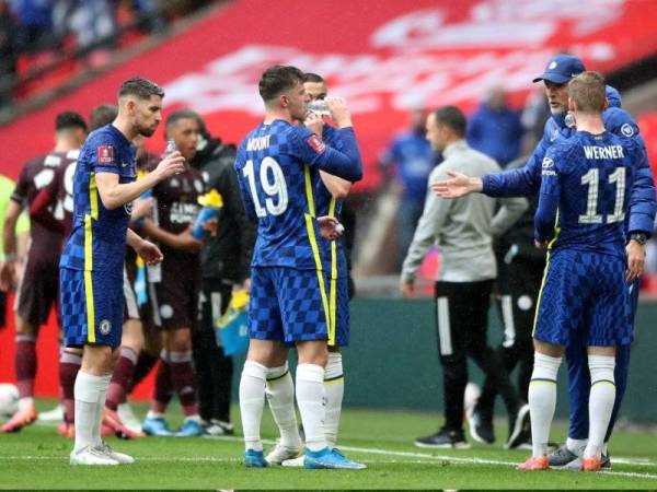 Tuchel (kanan) berkata sesuatu kepada pemain Chelsea semasa aksi final Piala FA menentang Leicester City di Wembley.