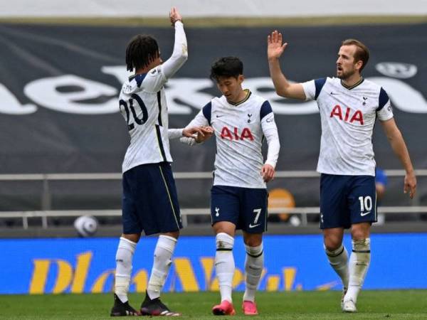 Kane (kanan) diraikan Dele Alli (kiri) selepas meledak gol pembukaan Tottenham semasa melayan kunjungan Wolverhampton Wanderers di Stadium Tottenham Hotspur.