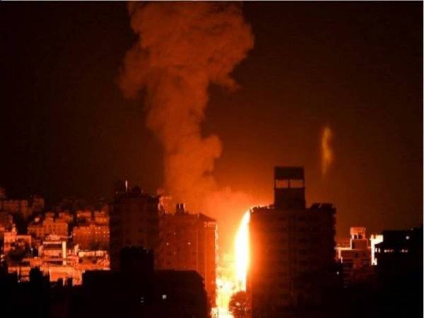 Tentera udara Israel melancarkan serangan udara di sebuah lokasi di bandar Gaza awal pagi Isnin. - Foto: AFP