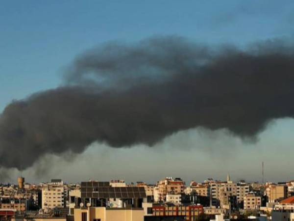 Kepulan asap tebal kelihatan jelas di udara akibat serangan udara Israel di Gaza. - Foto Reuters 