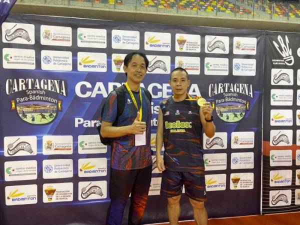 Liek Hou (kanan) bersama Rashid selepas menjuarai Kejohanan Badminton Para Antarabangsa Sepanyol pada Ahad.