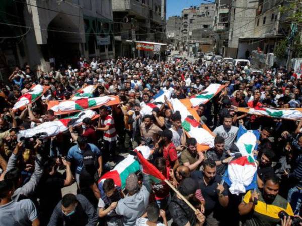 Orang ramai membawa mayat rakyat Palestin yang terbunuh di kem pelarian di Kota Gaza pada Sabtu. - Foto Reuters