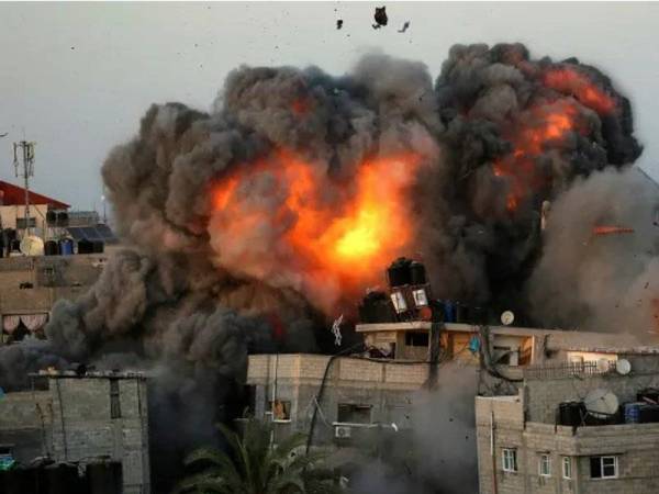 Serangan udara oleh tentera Israel di sebuah bangunan kediaman di Gaza pada Ahad. - Foto Bashar Taleb/AFP 