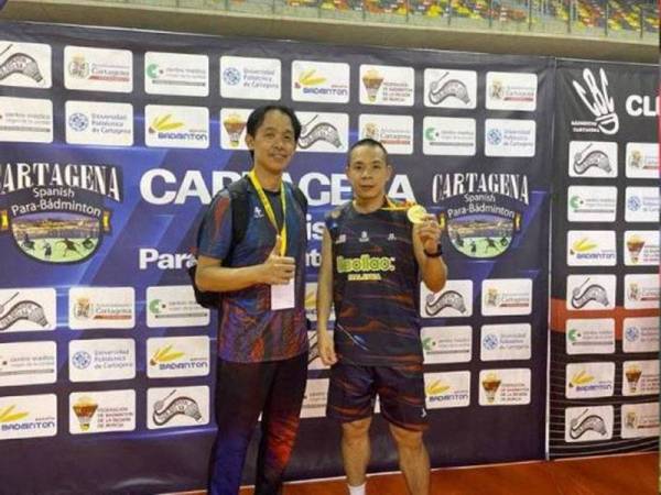 Liek Hou bersama jurulatihnya, Datuk Rashid Sidek selepas menjuarai Kejohanan Badminton Para Antarabangsa Sepanyol pada Ahad.