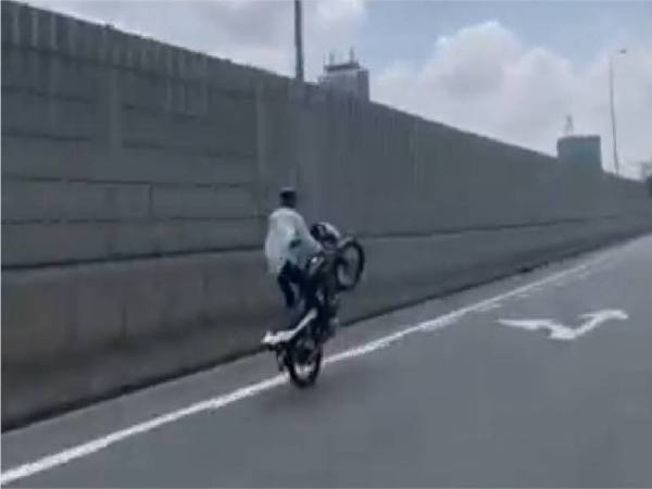 Rakaman seorang penunggang motosikal melakukan aksi 'wheelie' tular di media sosial.