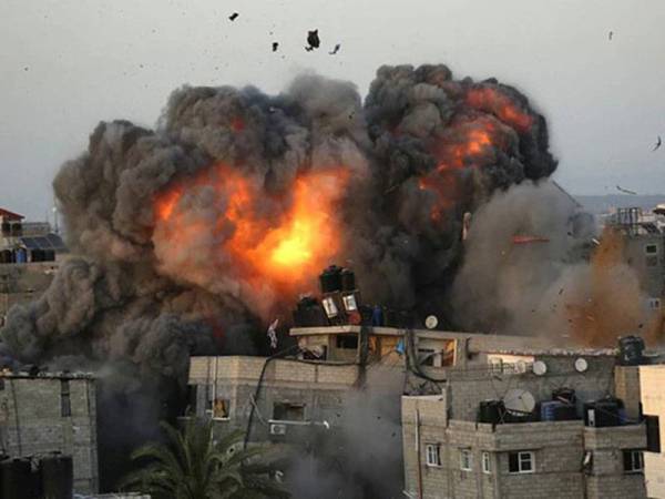 Tentera Udara Israel melakukan satu siri serang di lokasi-lokasi sasarannya di Gaza sejak minggu lalu. - Foto AFP