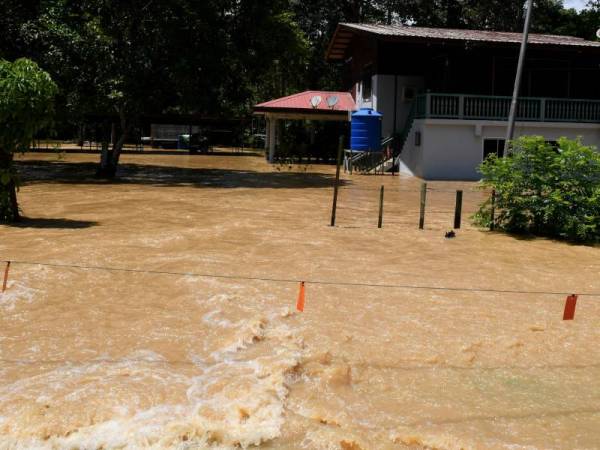 Sebuah rumah di Kampung Bingkul turut dinaiki air banjir apabila paras air Sungai Padas naik pada Isnin.