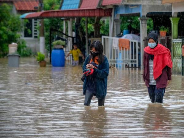 Hujan lebat menyebabkan beberapa kawasan perumahan di sekitar Bukit Rambai dilanda banjir pada Isnin. - Foto Bernama