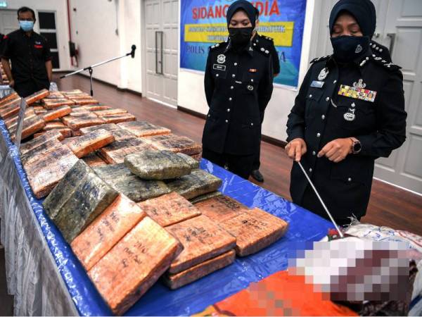 Surina menunjukkan guni yang digunakan sindiket penyeludupan dadah untuk membawa masuk sebanyak 190.9 kilogram ketulan ganja dianggarkan bernilai RM477,250 dari negara jiran pada sidang media di IPK Perlis hari ini. - Foto Bernama