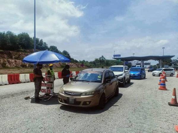 Antara sekatan jalan raya yang dijalankan sekitar daerah Temerloh. - Foto Ihsan PDRM