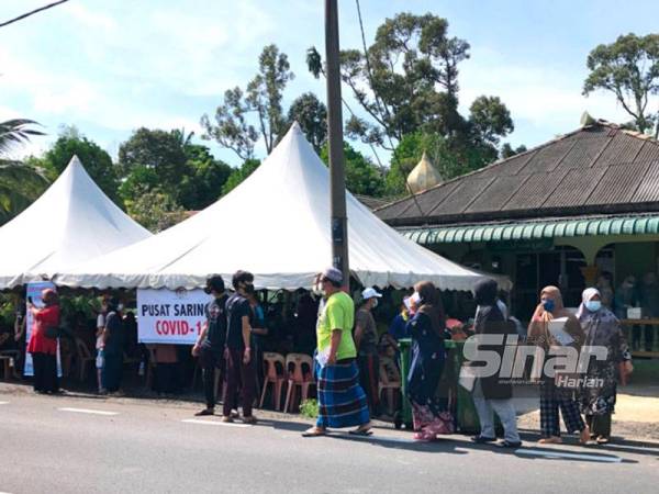 Khemah Saringan Covid-19 Surau Al-Ahmadiah di Kampung Pauh Lima, Bachok dipenuhi penduduk yang mahu melakukan ujian saringan Covid-19 pada Selasa.