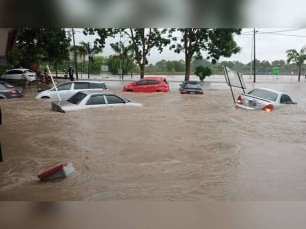 Keadaan Kolam Takungan Banjir Sungai Putat yang diibaratkan seperti pulau dalam kejadian banjir di sini pada Isnin.