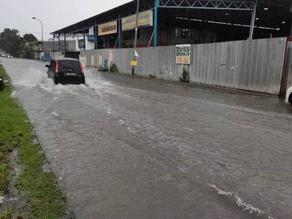 Banjir yang berlaku akibat hujan lebat pada Selasa.