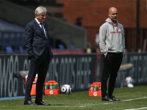 Hodgson (kiri) dan pengendali Manchester City, Pep Guardiola ketika aksi liga di Stadium Selhurst Park pada 1 Mei lalu.