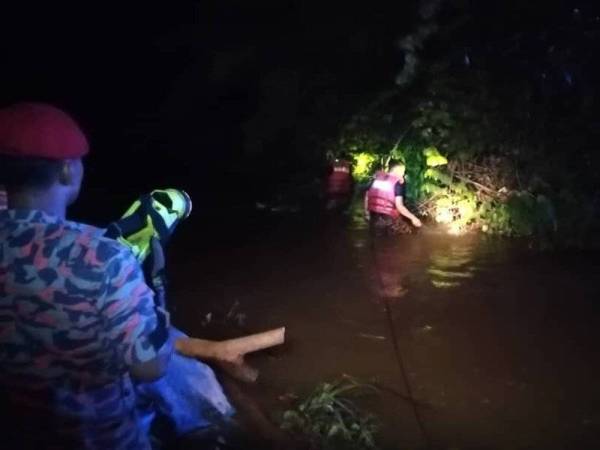 Pasukan bomba melakukan operasi mencari dan menyelamat di tali air di Kampung Gelam, di sini pada Selasa.