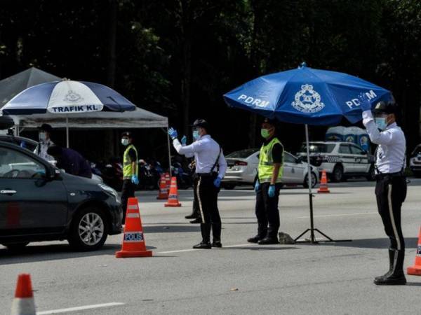 Dua lelaki dikompaun RM5,000 setiap seorang kerana melanggar SOP PKP dengan merentas daerah dan negeri tanpa kebenaran polis di pantai Port Dickson, pada Selasa. - Foto fail Bernama 