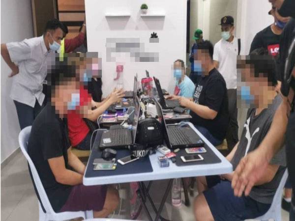 Polis menggempur sebuah unit kondominium di Desa Petaling, Kuala Lumpur pada Selasa yang dijadikan sebagai pusat panggilan perjudian online.