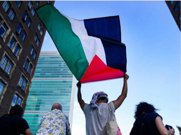 Penduduk New York City berhimpun di jalan-jalan raya di pusat bandar Manhattan sebagai membantah serangan udara Israel di Gaza. - Foto: AP