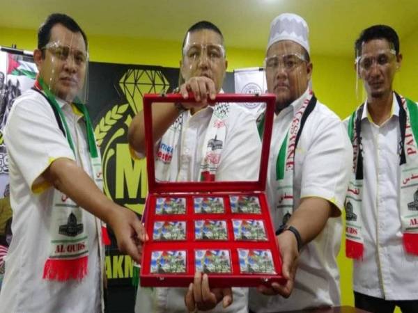 Hishamuddin (tengah) menunjukkan wafer emas edisi khas yang akan dijual kepada ahli koperasi dan pelanggan pada Khamis ini.