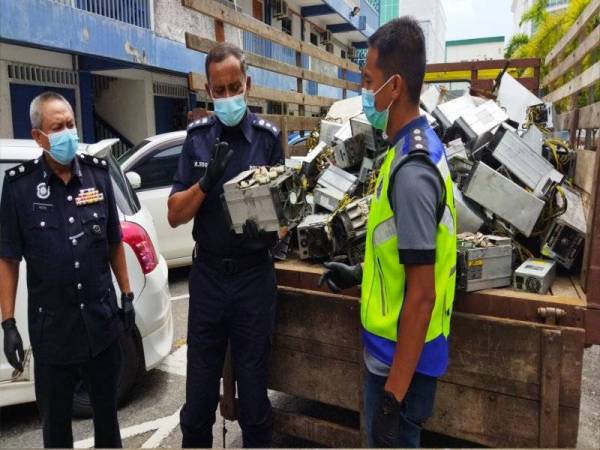 Mohamad Noor menunjukkan mesin Bitcoin yang dirampas susulan penahanan tujuh suspek pecah kedai di sini, awal pagi pada Rabu.