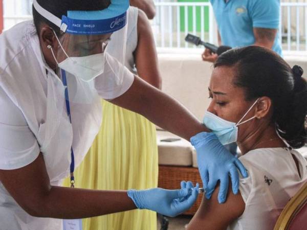 Gambar fail menunjukkan seorang wanita menerima suntikan vaksin Covid-19 di sebuah hospital di Victoria, Seychelles. - Foto AFP