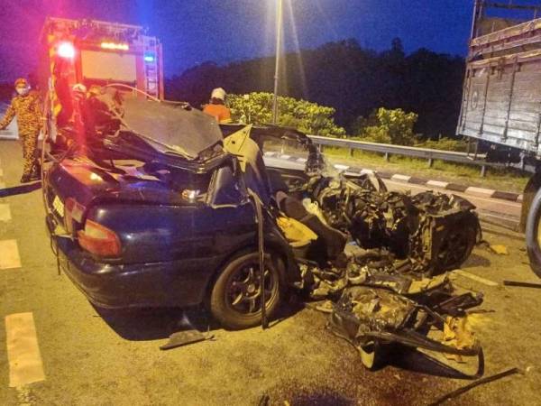 Keadaan kereta dipandu mangsa selepas terbabit kemalangan dengan sebuah lori di di jalan Kuala Terengganu - Kota Bharu dekat Pakoh Jaya, di Kuala Nerus.