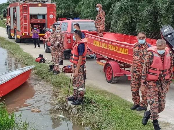 Pasukan bomba menggerakkan SAR di sungai Jalan Tambak Paya Ayer Molek-Kampung Tiang Dua di sini pada Rabu.