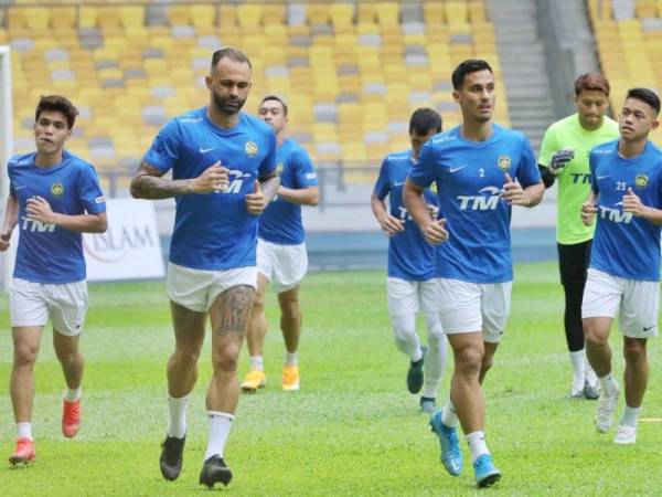 Pemain Harimau Malaya giat menjalani latihan di Stadium Nasional, Bukit Jalil pada Rabu.