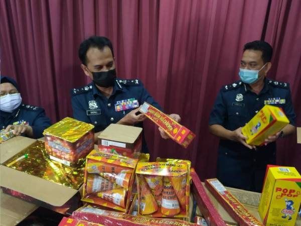 Sazali (tengah) menunjukkan mercun dan bungai api yang dirampas ketika sidang akhbar di Johor Bahru, pada Khamis.