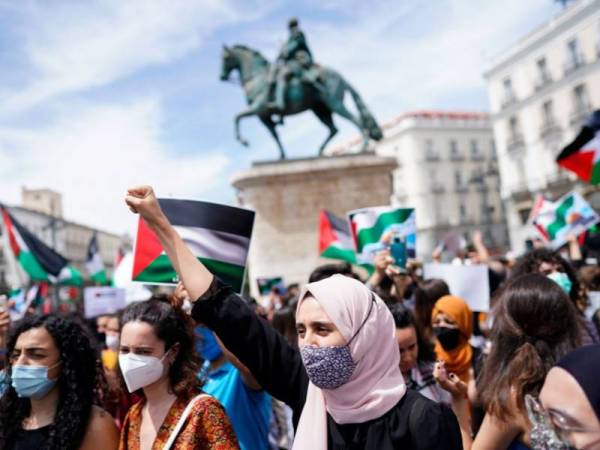 Orang ramai di Madrid, Sepanyol menyertai bantahan sebagai tanda sokongan terhadap Palestin pada 15 Mei lalu. - Foto Reuters