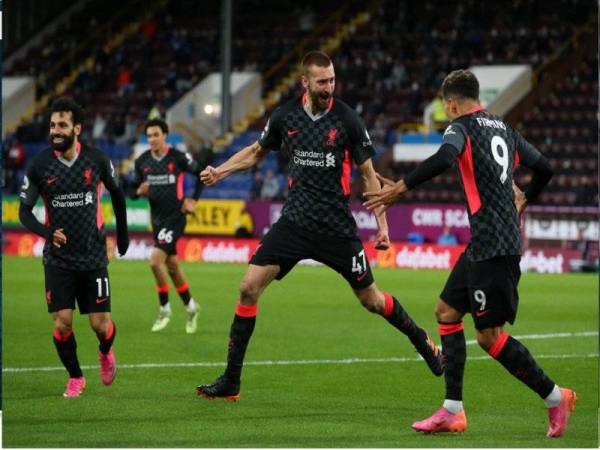 Phillips (tengah) meraikan jaringan gol kedua bersama Firmino dan Mohamed Salah semasa aksi liga menentang Burnley di Turf Moor.