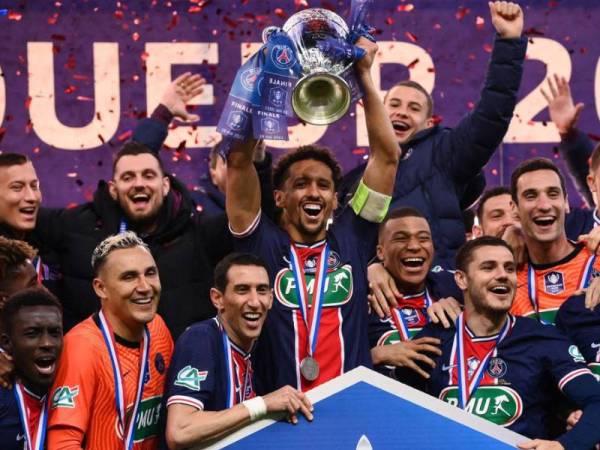 Pemain PSG meraikan kejayaan menjuarai Piala Perancis.