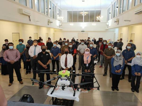 Sebahagian peserta Kursus Asas Pengendalian Dron Pertanian Siri 1 KKSB yang telah berjaya menjadi pengusaha dan pengendali perkhidmatan dron pertanian.