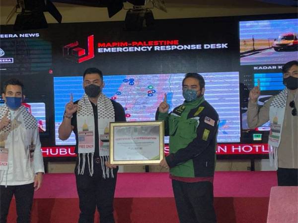 Dari kiri, Shahril Sufian, Muhamad Muqharabbin, Ahmad Sani dan Adi Putra menunjukkan sijil pemberian sumbangan RM35,00 bagi membantu Palestin.