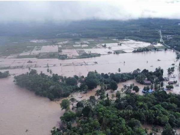 Dua helikopter digunakan bagi menghantar 2,000 bantuan bakul makanan kepada lebih 1,400 mangsa banjir di Tenom, Beaufort dan Sipitang. - Foto sumber media sosial