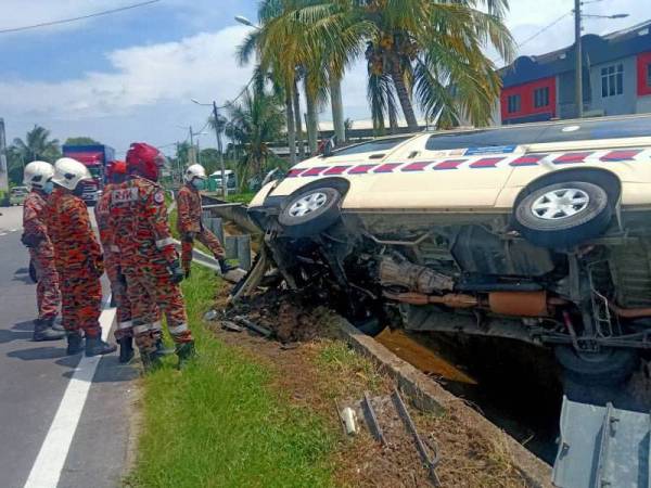 Pembantu Perubatan Pesakit Cedera Ambulans Terbalik