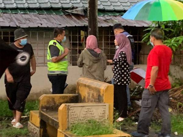 Anggota keluarga mangsa membuat pengecaman awal di lokasi kejadian.