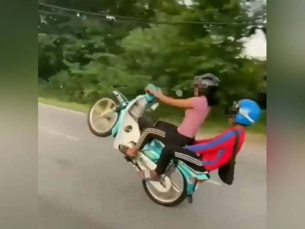 Seorang wanita yang melakukan aksi 'wheelie' hingga tular dalam media sosial ditahan polis di rumahnya di Jalan Pantai, Batu Pahat pada Jumaat.