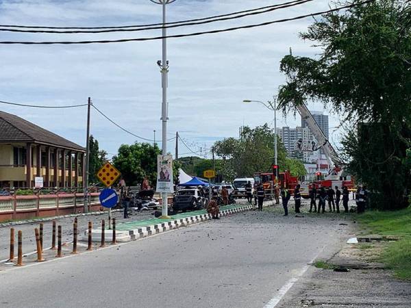 Kejadian berlaku di depan salah satu pintu masjid yang berada di depan Simpang Empat Kampung Sireh, Kota Bharu.